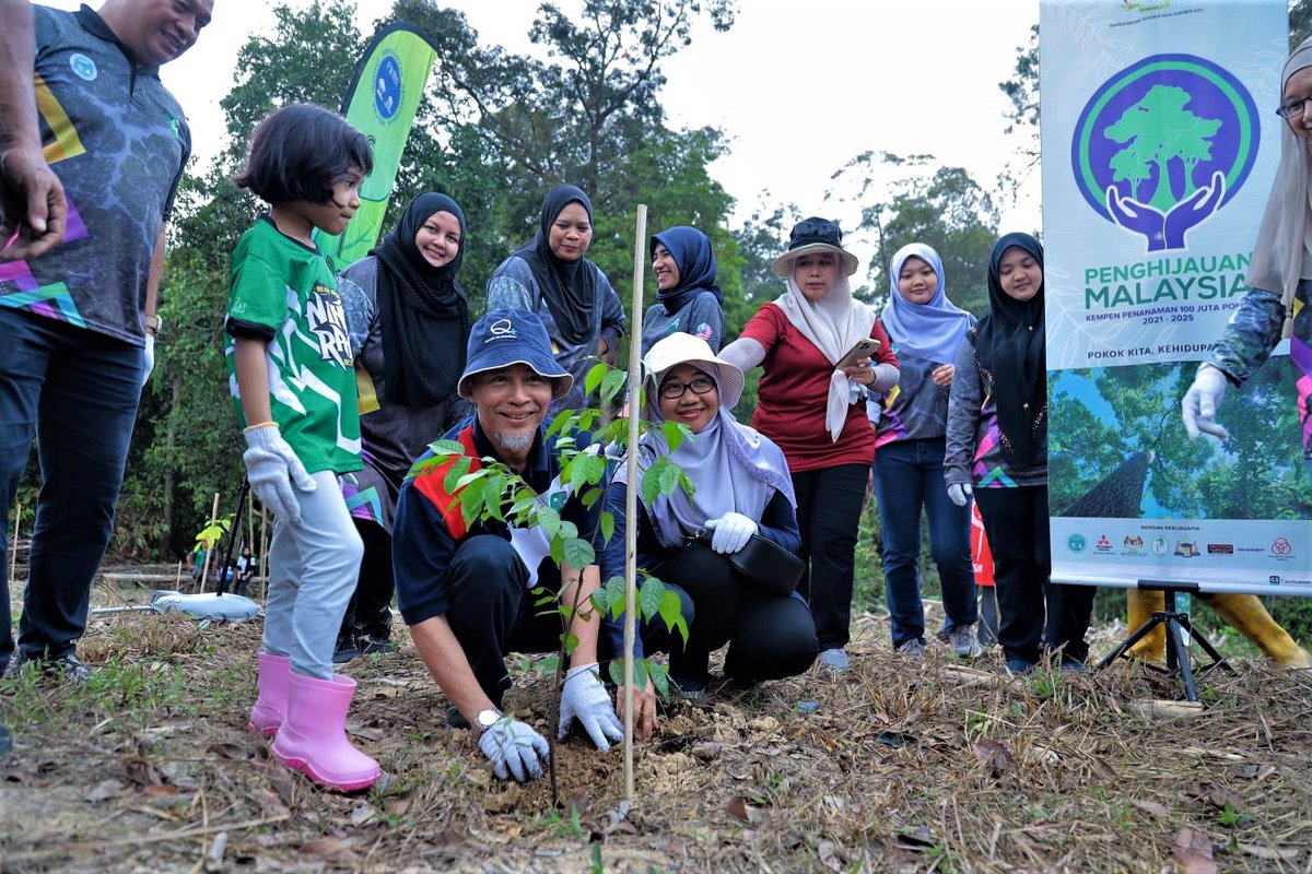 FRIMKepong's tweet photo. 35 staf & keluarga Program Kualiti Produk Kayu (MP) & FRIM PCS tanam 40 pokok di #StesenPenyelidikanFRIM #Selandar #Melaka (#SPFSelandar) pd 4/8 utk sokong Program Penghijauan Malaysia - Kempen Penanaman @100JutaPokok.
#PokokKitaKehidupanKita #OurTreesOurLife #100jutapokok https://t.co/oWGCn7Mn3s