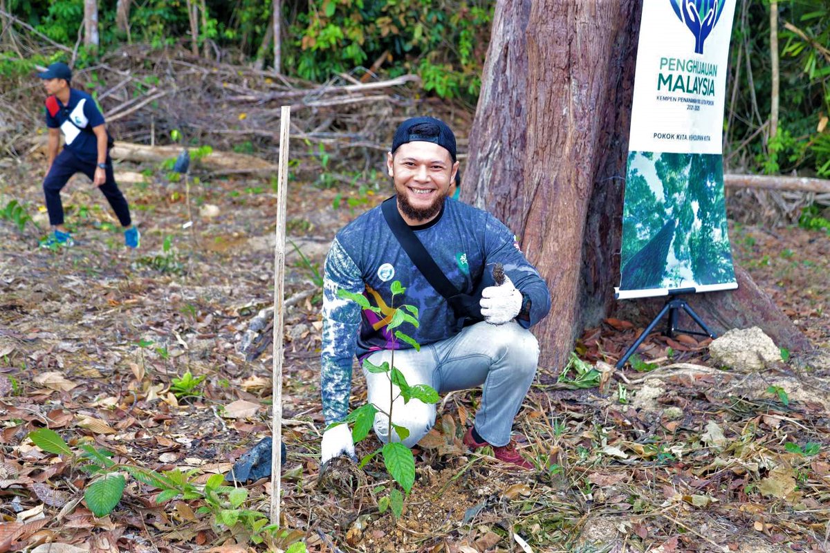 FRIMKepong's tweet photo. 35 staf & keluarga Program Kualiti Produk Kayu (MP) & FRIM PCS tanam 40 pokok di #StesenPenyelidikanFRIM #Selandar #Melaka (#SPFSelandar) pd 4/8 utk sokong Program Penghijauan Malaysia - Kempen Penanaman @100JutaPokok.
#PokokKitaKehidupanKita #OurTreesOurLife #100jutapokok https://t.co/oWGCn7Mn3s