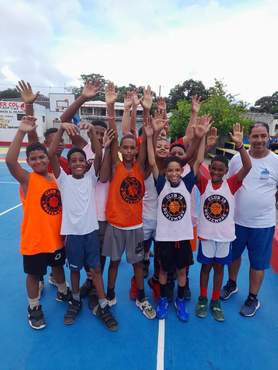 CNoviembre's tweet photo. Evaristo Pérez  imparte clínica de Baloncesto en Imbert  en la cancha Municipal  2023 #DEBAMIM #abaplata #fedombal https://t.co/pHZh733yXa