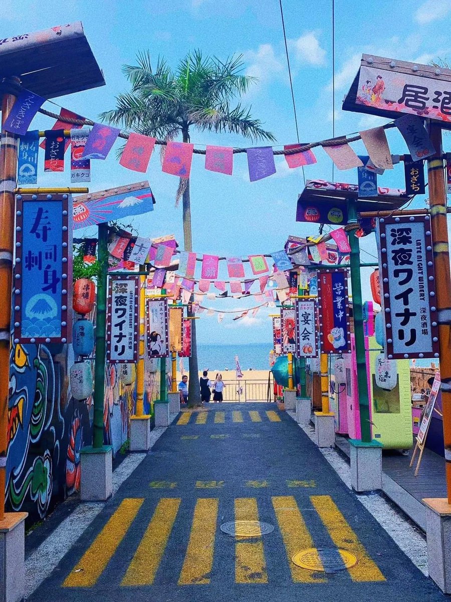 jerry94531688's tweet photo. 探訪廈門必不可少的打卡勝地

目的地：觀音山（無需門票）
📍路線：可直接搭車前往深夜酒場，接著前往燒烤街、塗鴉牆，最後抵達觀音山沙灘。

📍深夜酒場：這段面朝大海的街道是最佳取景點，兩旁燈光和旗幟點綴，還有眾多酒瓶巧妙裝飾。
📍燒烤街：從深夜酒場往右邊前行，即可找到這條熱鬧的燒烤一條街 https://t.co/CgJDetvUtC