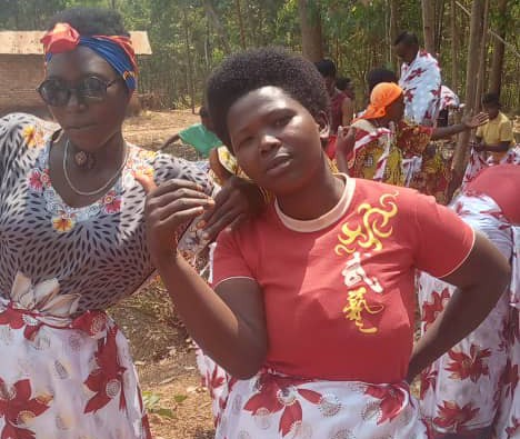 InkonaRyansoro's tweet photo. Kuri uyu w'Imana igenekerezo rya 13.08.2023,Umugumyabanga Isaac Ndayishimiye avuka ku mutumba #Kibaya ari kumwe na komite y'umutumba ya #CnddFdd,yararonkeje imyambaro 50 imigwi y'intambo ku bucimbiri 2 bw'uwo mutumba,#Gaseke hamwe na #Ruvumu.@CnddFdd @GitegaVutura1 #Burundi 1/2 https://t.co/99UBczS3iF