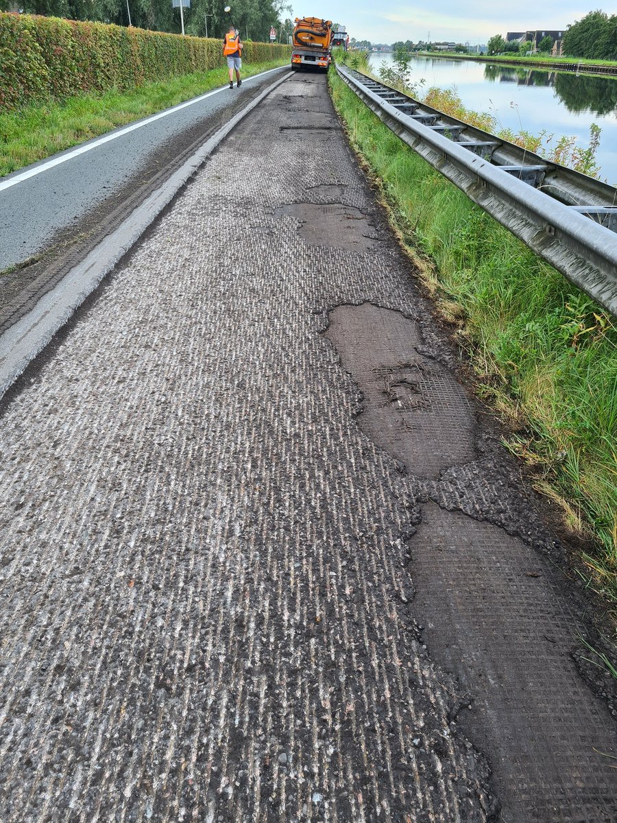 ‼️De Jaagweg / Kanaaldijk (N235) is dicht tussen Ilpendam en Watergang de Dollard. Doorgaand verkeer is tot 28 augustus niet mogelijk. 
De weg en busbaan krijgen een nieuwe laag asfalt. Met de bus en fiets kun je wel langs het werk. Meer weten: bit.ly/3Obz3Zx