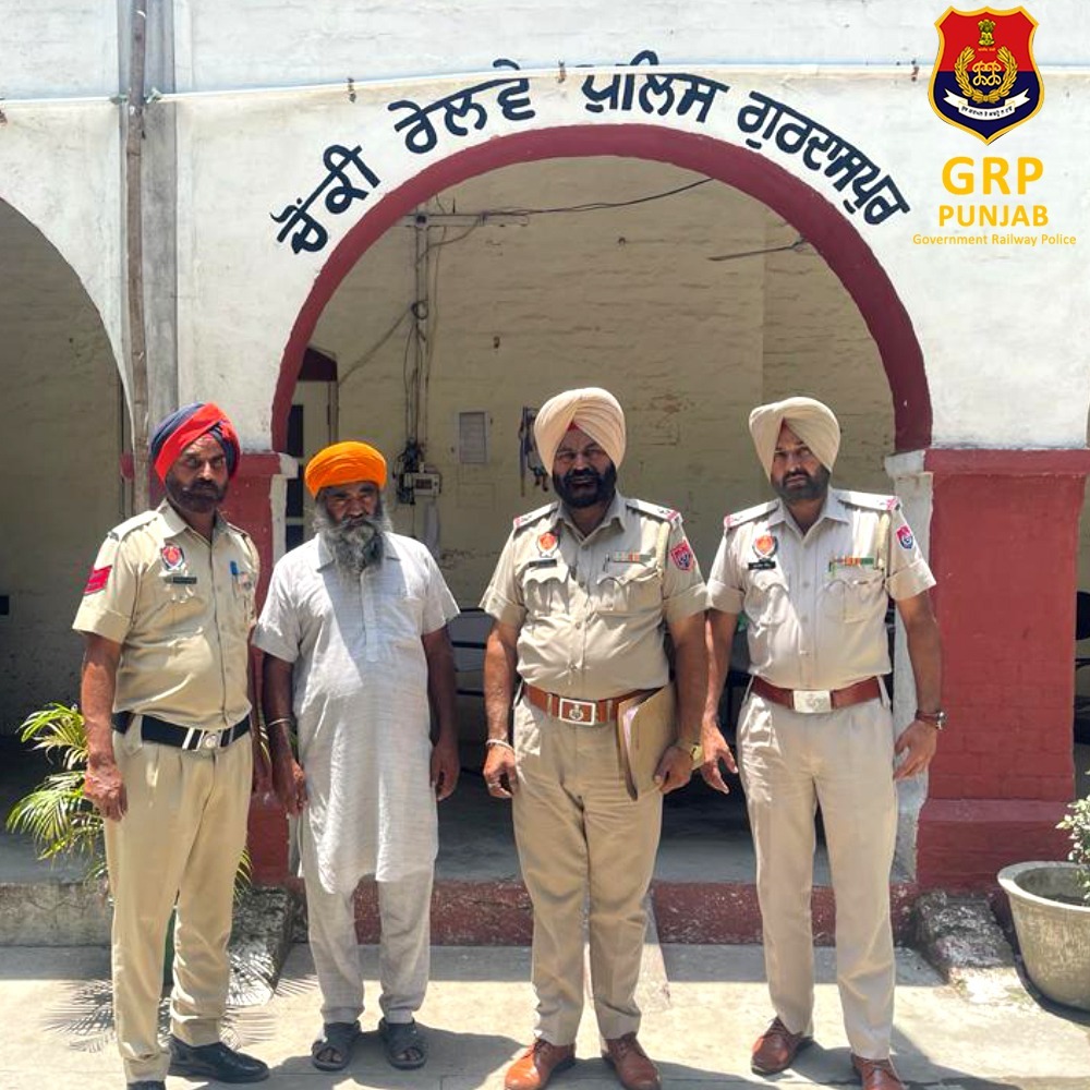 grp_punjab's tweet image. The accused, hailing from Vill. Suchenia, PS Ghumman Kalan, Distt. Gurdaspur, was wanted in connection with FIR No. 25 dated 16.05.22 under section 306 IPC, involving GRPs Pathankot.
.
.
.
#arrestefforts #GRPPolice #DilbagSinghArrested #TeamWork #railwaypolice #GRP