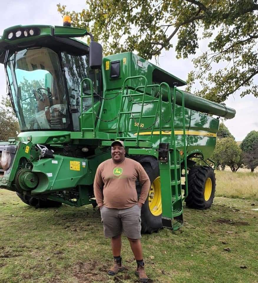 LeratoPillayZA's tweet photo. Meet Nkosana Mtambo(30) a farmer in the Free State who owns a 710ha farmland. He is the Founder of Mtambo Boerdery an operation consisting of 200 Bonsmara cattle, 400 Dohne merino(sheep), maize production, vegetable production, and a fleet of tractors. He is known as "Mzansi best Farmer" 🇿🇦

Blacks in Business 🇿🇦🖤