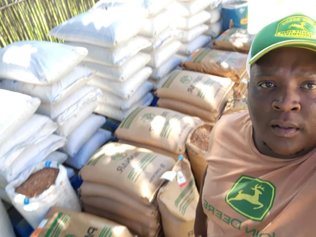 LeratoPillayZA's tweet photo. Meet Nkosana Mtambo(30) a farmer in the Free State who owns a 710ha farmland. He is the Founder of Mtambo Boerdery an operation consisting of 200 Bonsmara cattle, 400 Dohne merino(sheep), maize production, vegetable production, and a fleet of tractors. He is known as "Mzansi best Farmer" 🇿🇦

Blacks in Business 🇿🇦🖤