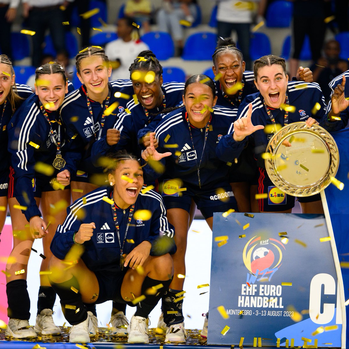 ffhandball's tweet photo. CHAMPIONNES D'EUROPE 🏆

Notre génération 2006-2007 a décroché la médaille d'or hier en finale de l'EURO ! 🥇

Retour sur la compétition 👉 https://t.co/bK5tCWiEEZ

#Bleuetfier @bbarbusse @BanaPhilippe https://t.co/H46ZVzHblh