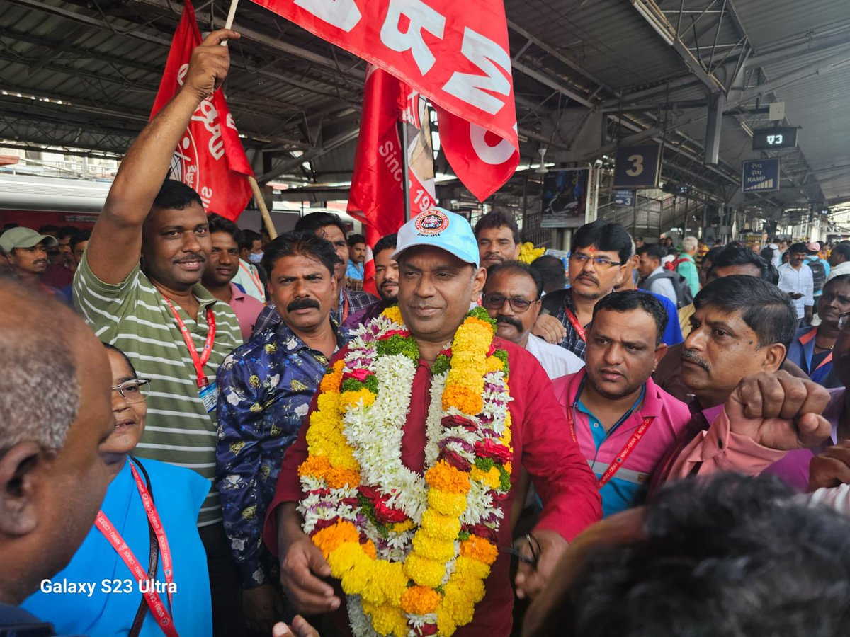 venupnair_nrmu's tweet photo. Pune Station at 11.45 hrs….🙏🏻🚩🚩🚩🚩
@ShivaGopalMish1 @airfindia @AIRF_COMMS @NWREU @NFRMUNJP1 https://t.co/43ip8BpeJi