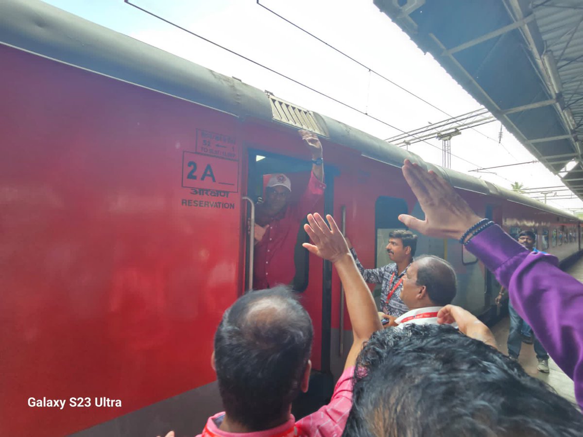 venupnair_nrmu's tweet photo. Pune Station at 11.45 hrs….🙏🏻🚩🚩🚩🚩
@ShivaGopalMish1 @airfindia @AIRF_COMMS @NWREU @NFRMUNJP1 https://t.co/43ip8BpeJi