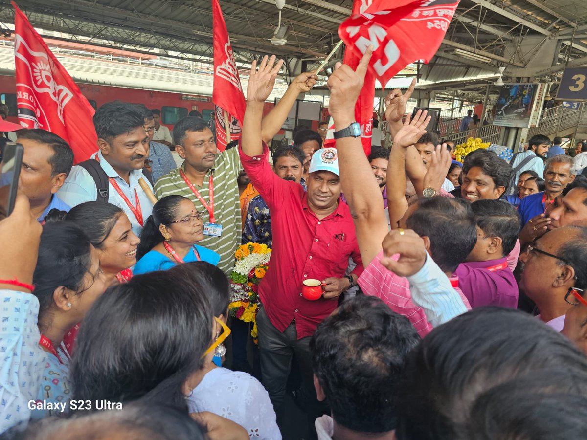 Pune Station at 11.45 hrs….🙏🏻🚩🚩🚩🚩
<a href="/ShivaGopalMish1/">Shiva Gopal Mishra</a> <a href="/airfindia/">AIRF</a> <a href="/AIRF_COMMS/">AIRF.COMMS</a> <a href="/NWREU/">NWREU</a> <a href="/NFRMUNJP1/">N. F. RAILWAY MAZDOOR UNION@NEWJALPAIGURI</a>