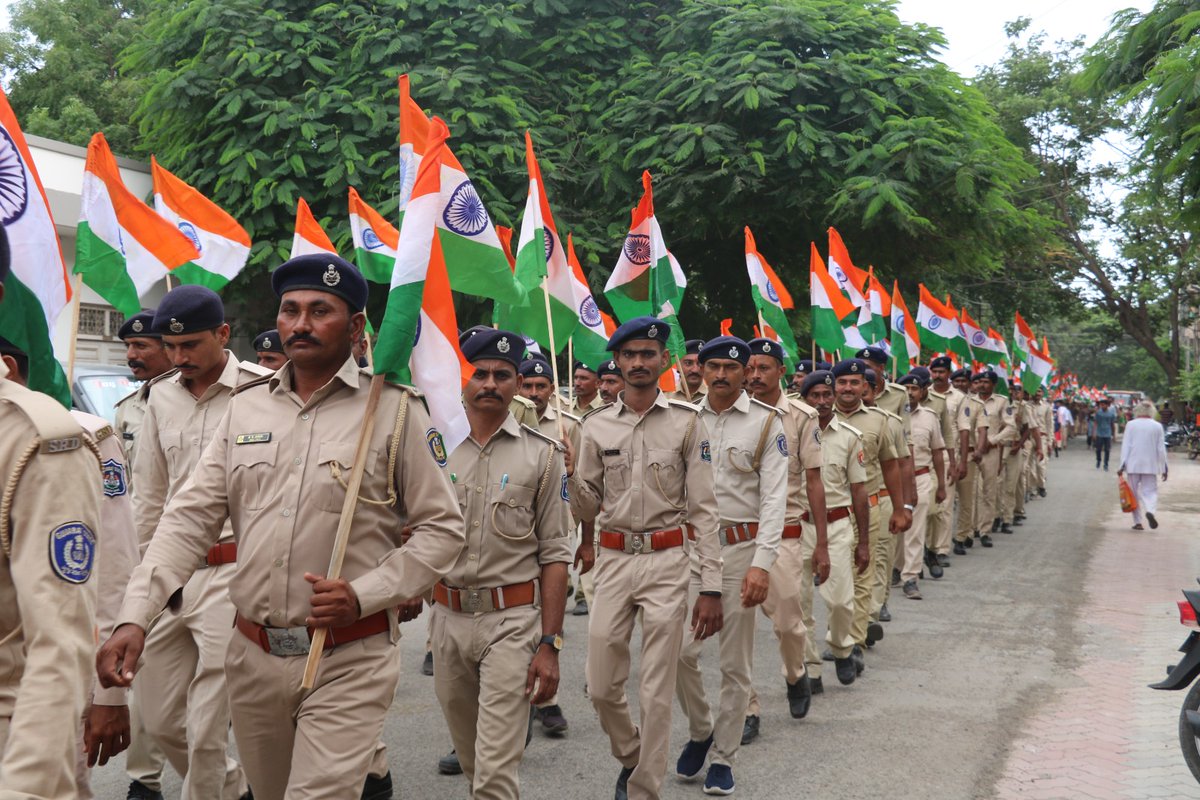 ખંભાળિયા નગરમાં *હર ઘર તિરંગા*  યાત્રાનું આયોજન થયું. મોટી સંખ્યામાં વિદ્યાર્થીઓ, સુરુક્ષા-કર્મી, અગ્રગણ્ય નાગરિકો અને નગરજનો દેશભક્તિથી જોડાયા.
🇮🇳🙏વંદે માતરમ્🙏🇮🇳