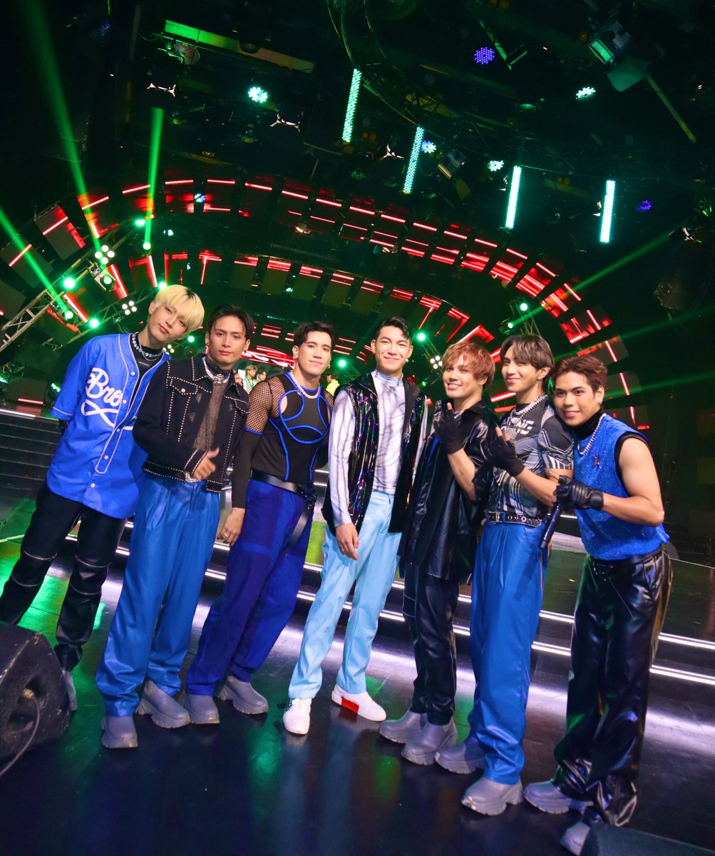 1stoneOfficial's tweet photo. 1STONE X DARREN| #1stOne 

Truly blessed and thankful to have shared the stage and performed #1stOnePROBLEMCHILD with @Espanto2001 thank you Darren and @ASAPOfficial for this unforgettable experience and opportunity. 🙏❤️‍🔥 https://t.co/DgyKu6IuRe