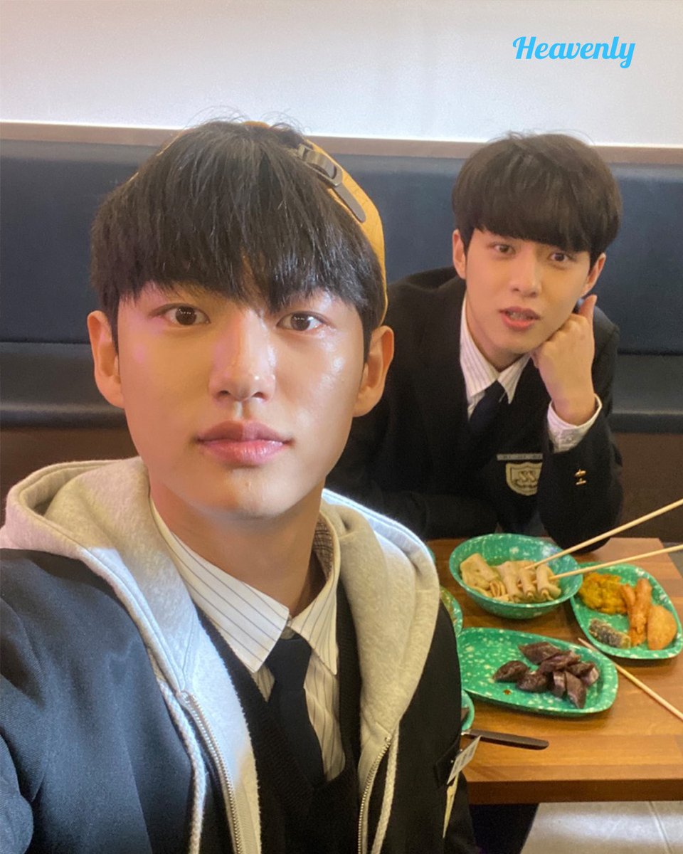 🚨 헤븐리 신작🚨 【따라바람】 떡볶이에 오뎅 순대, 쿨피스까지? K-고등학생 완성 🍑 친구미 낭낭한 한태바람 비하인드 스틸 🚲 지금 드라마...