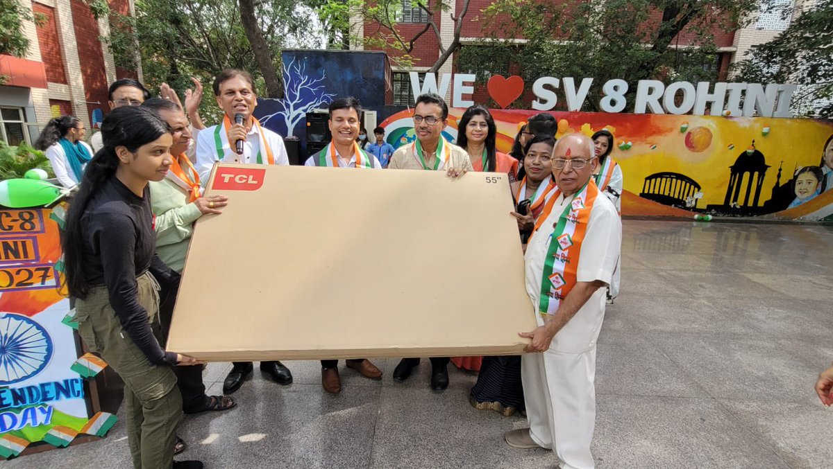 SvRohini's tweet photo. #Volunteer #PvtSchoolJoinsHandsWithGovtSchool *SANSKAR CONVENT SCHOOL* DONATED A 55" SMART ANDROID TV for 2800 students of class 1-12
@SvRohini  #northwestb 
HoS @awadhesh289
VP @bharti_kalra
V.I  @devikadrall
CRCC: Aarti 
DURCC: Pardeep Kumar
@drmanishadiet https://t.co/K76tOkSKgQ
