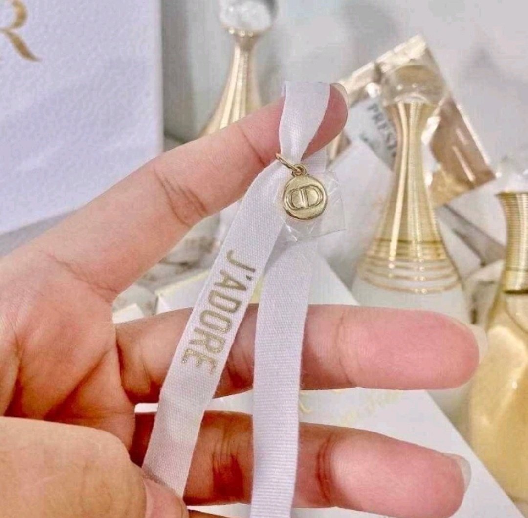 Nebula_miin's tweet photo. #แจก จี้ Dior J' adore Ribbon Bracelet 1 รางวัล ให้ฟลว.

📍​Repost + Follow
#Giveawaysoforbirthday
#แจกฟรีแค่รีฟอล #แจกฟรีไม่รีได้ไง
#Giveaways https://t.co/IZT0RErHAC