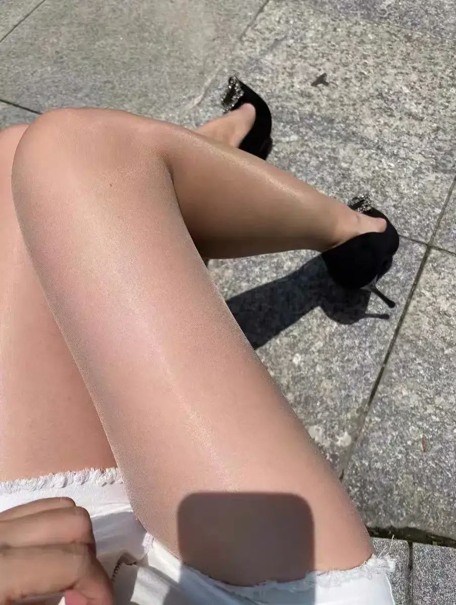 太阳好大，把我的腿都晒黑了！ https://t.co/Gm1QypAoD5