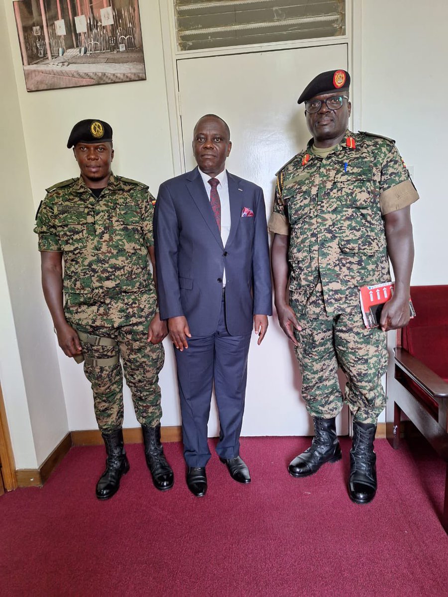 awamala33's tweet photo. Nsisinkanye Col. James Kato Kalyebara, Omuduumizi w'ekibinja kya UPDF ekivunaanyizibwa ku kukuuma abakulembeze ab'ennono. Ensisinkano eno ebadde mu Bulange, Mmengo, era twogedde ku nsonga ez'enjawulo ezikwata ku byokwerinda bya Ssaabasajja Kabaka @MathiasMpuuga @cpmayiga https://t.co/n4PzjJqTqD