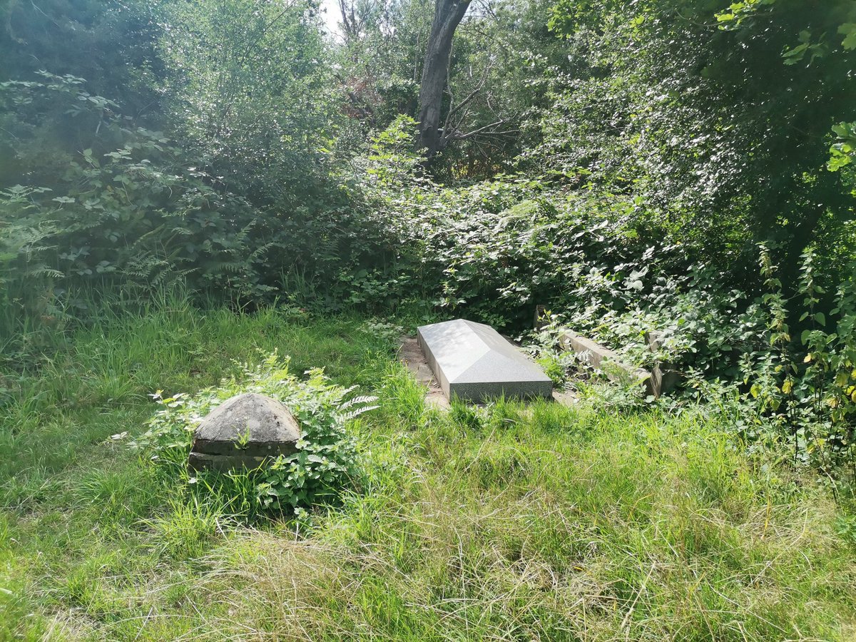 DavidJKing3's tweet photo. It will be #EbenezerCobbMorleyday on Wednesday 16 August.
192nd birthday.
9.00am l will be at Barnes Old Cemetery to attend to his grave once more.
Not looking too bad just now but if neglected it will soon become overgrown. https://t.co/Zrs7cvKopu