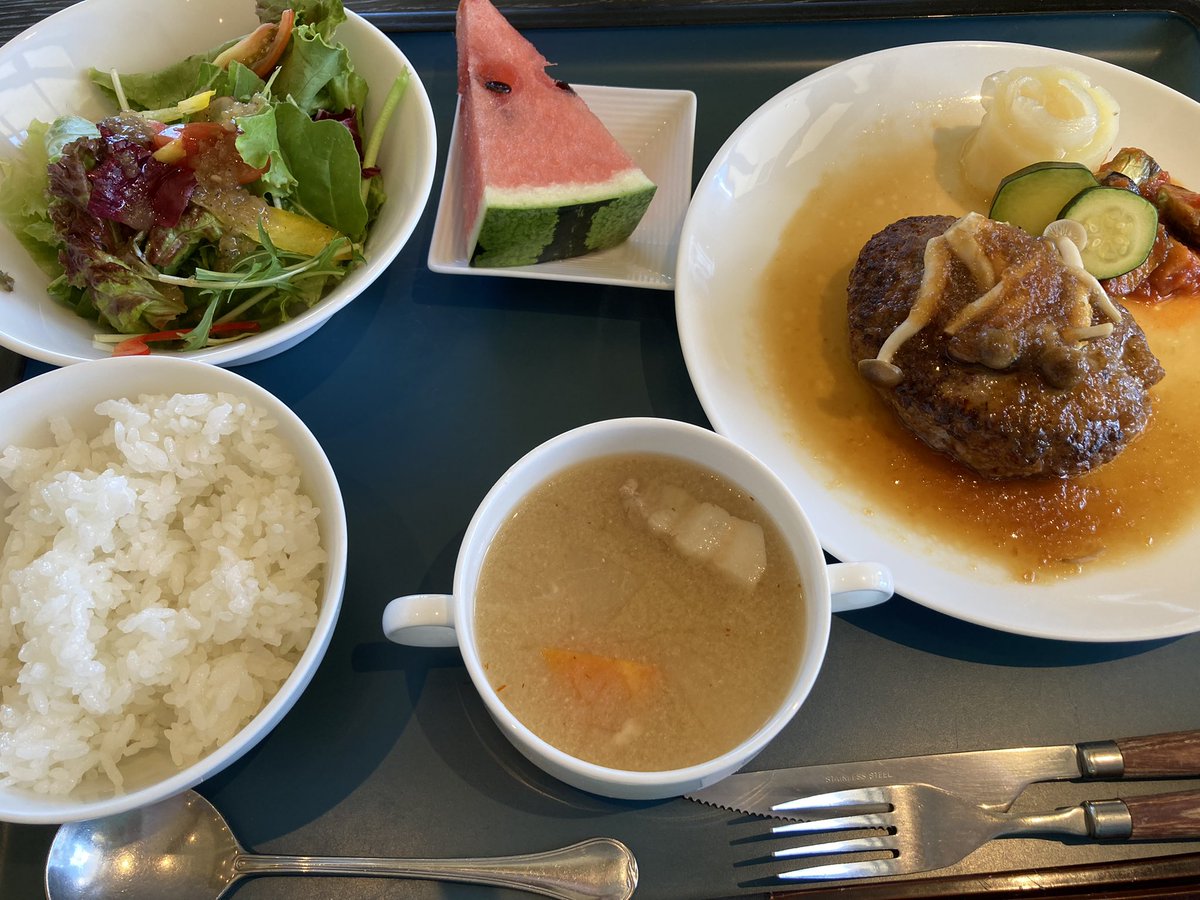 wJdrmq8kjsdyAtu's tweet photo. 岩室にある #LaBistecca ~ラ・ビステッカ~の和風ソースバンバーグランチ
岩室牛100%使用したハンバーグは超〜美味しかった😋野菜もたっぷりで大満足でした! https://t.co/i2zoyEFO0O