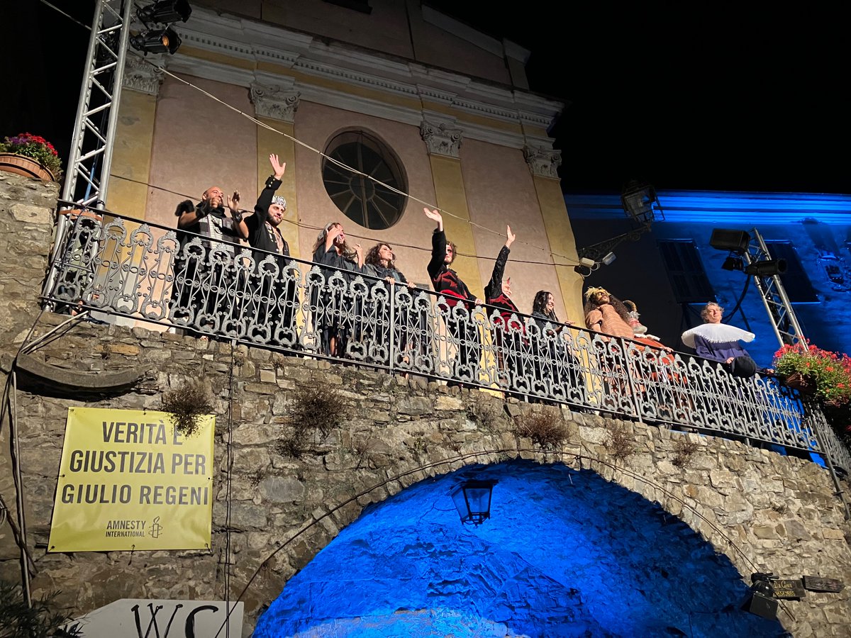 peirolero's tweet photo. #Apricale #Shakespearebynight #teatrodellatosse 🎭 Sotto le stelle, in un borgo medievale di rara bellezza si applaudono gli artisti e si ricorda #giulioregeni 💛#verità #giustizia 💪🍀 https://t.co/e1GnVt3xcJ