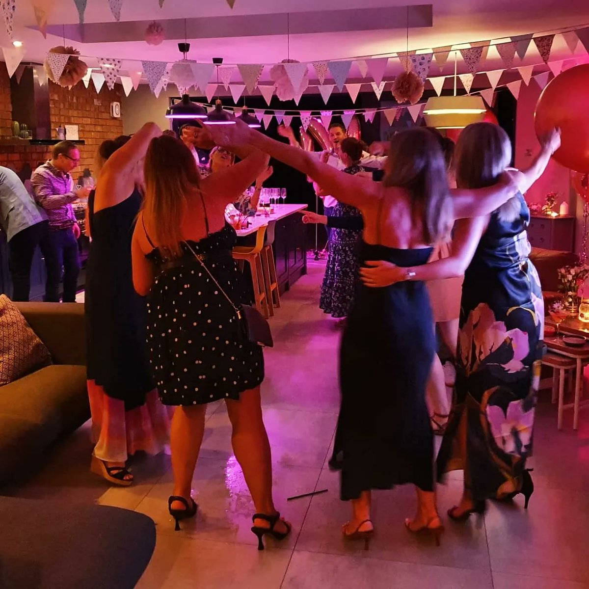 ChesCocktails's tweet photo. Happy Sunday! A 'throwback' in time to a lovely 40th birthday party we had the pleasure to be involved in. Gorgeous house and lovely people to work for. A few sore heads in the morning! x 🍹🥃🥂🙂
#40thbirthdayparty #Liverpool #birthdayideas https://t.co/r1QX0F8LFN