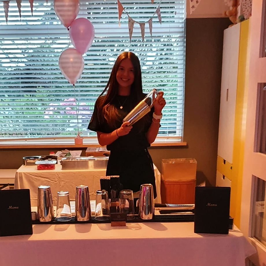 ChesCocktails's tweet photo. Happy Sunday! A 'throwback' in time to a lovely 40th birthday party we had the pleasure to be involved in. Gorgeous house and lovely people to work for. A few sore heads in the morning! x 🍹🥃🥂🙂
#40thbirthdayparty #Liverpool #birthdayideas https://t.co/r1QX0F8LFN