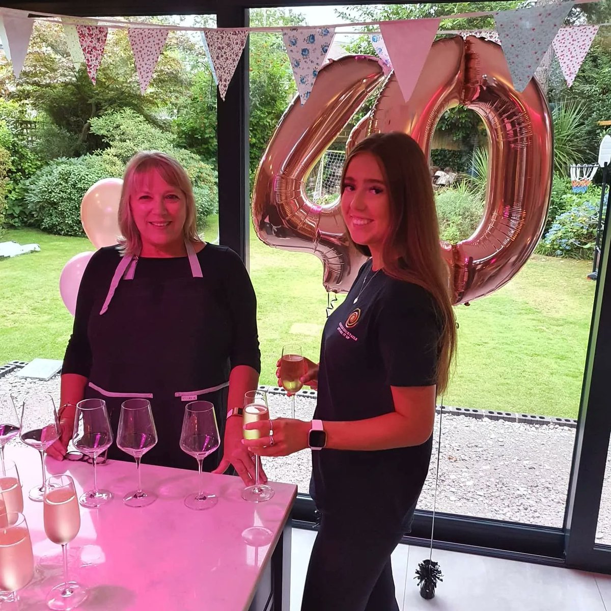 ChesCocktails's tweet photo. Happy Sunday! A 'throwback' in time to a lovely 40th birthday party we had the pleasure to be involved in. Gorgeous house and lovely people to work for. A few sore heads in the morning! x 🍹🥃🥂🙂
#40thbirthdayparty #Liverpool #birthdayideas https://t.co/r1QX0F8LFN