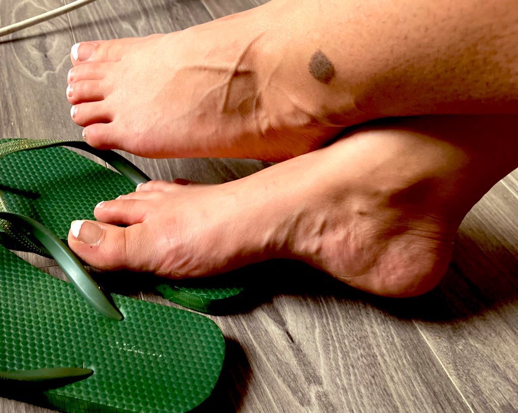 aquaritoes's tweet photo. #90dayfiancebeforethe90days #feet #feetfetiche #feetdom #findom #feetfethish https://t.co/rdIjHbMVZc