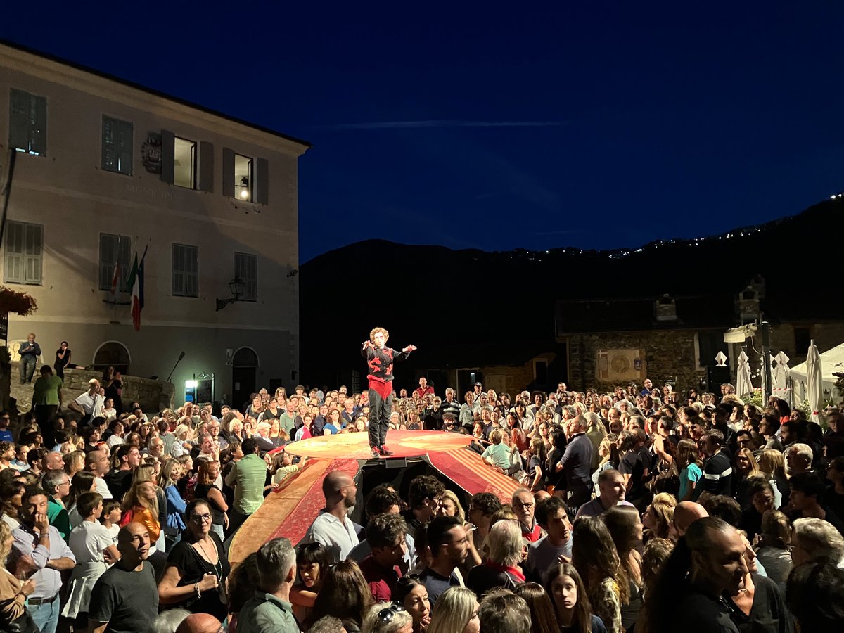 peirolero's tweet photo. #Apricale #Shakespearebynight #teatrodellatosse 🎭 Sotto le stelle, in un borgo medievale di rara bellezza si applaudono gli artisti e si ricorda #giulioregeni 💛#verità #giustizia 💪🍀 https://t.co/e1GnVt3xcJ