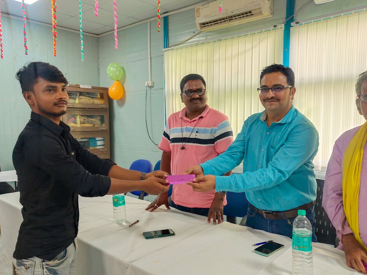 ESLSteelLimited's tweet photo. #InternationalYouthDay was celebrated with students from #ESLSkillSchool, #ProjectPrerna, and #ESLArcheryAcademy through quizzes, debates, speeches & contests. The winners where honoured by our esteemed guests Mr. Nemchand Mahato, Mr. Sitaram Mahato, and Mr. Rakesh Kumar Mishra. https://t.co/M0xsNf0Pq3