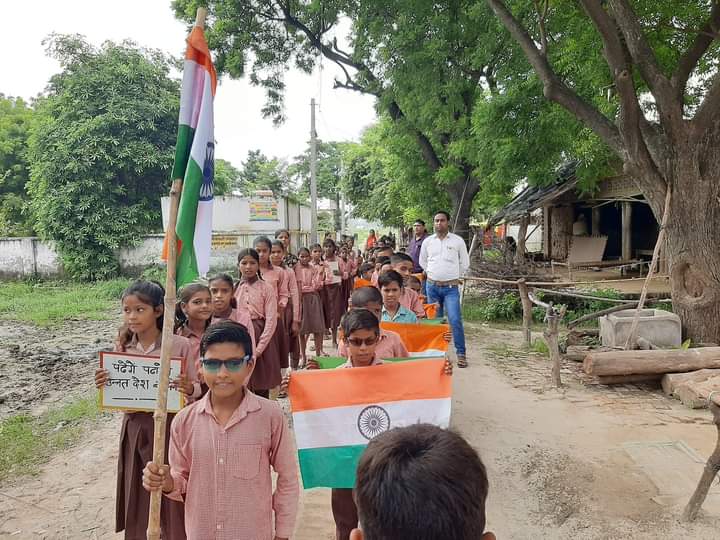 tivari_unnava's tweet photo. @dmunnao उन्नाव जनपद के विकास खंड सि पुर करन के उच्च प्राथमिक विद्यालय करनीपुर शिवपुर में प्रभात फेरी निकाली गई जिसमें राष्ट्रीय ध्वज तिरंगे का इस तरह किया गया अपमान @BsaUnnao @CMOfficeUP @CMYogiAdityaNat @r09rAEBTuMrqOQE @iamMonaPandey @ABPNews https://t.co/TKaC0u5RH9