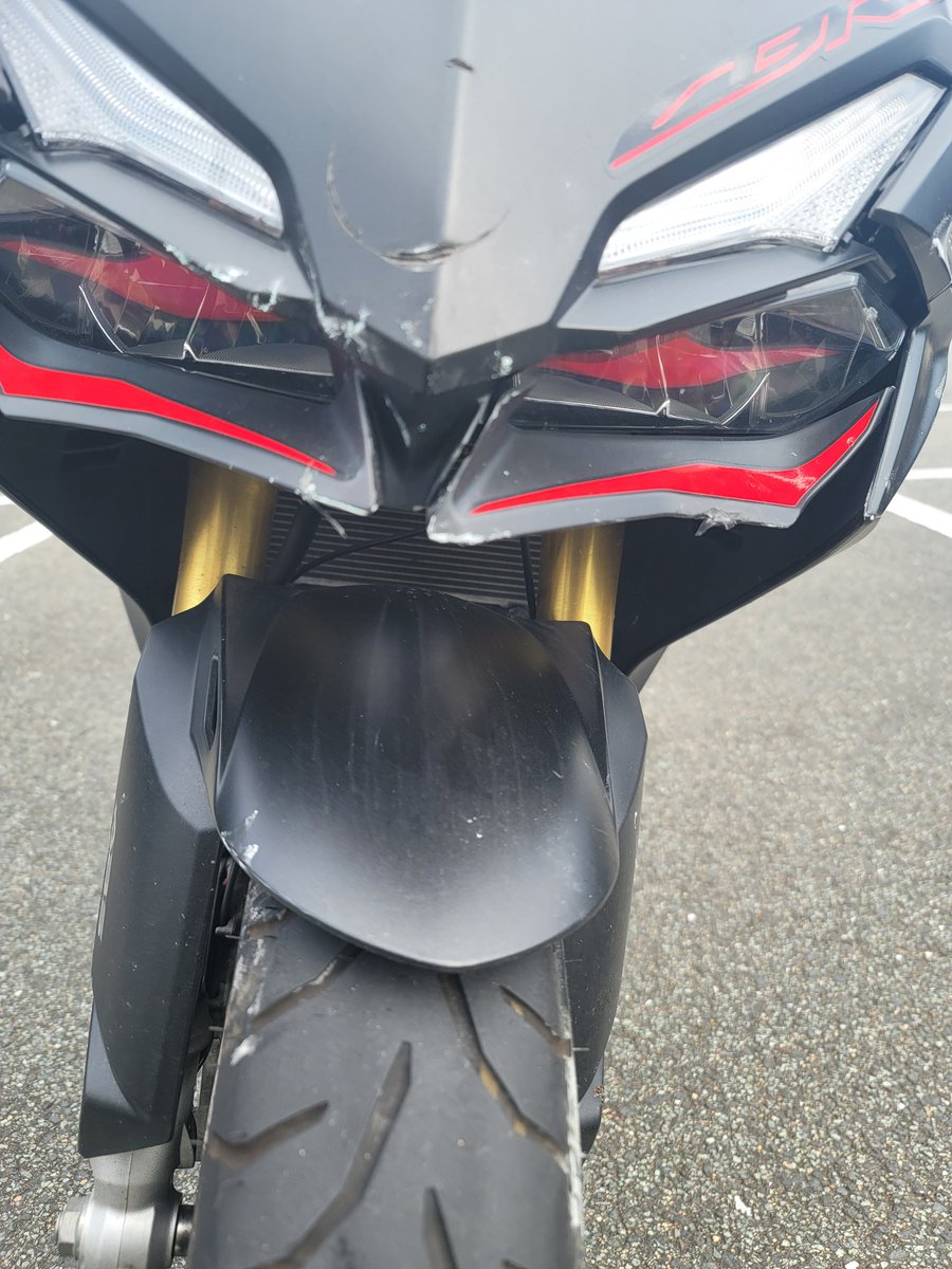 HR__GreenTea's tweet photo. 落石がバイクに直撃して足折っちゃいました

バイク乗る言うてからやっぱり不幸が続いてるんよなぁ https://t.co/wO7QMdtdKq
