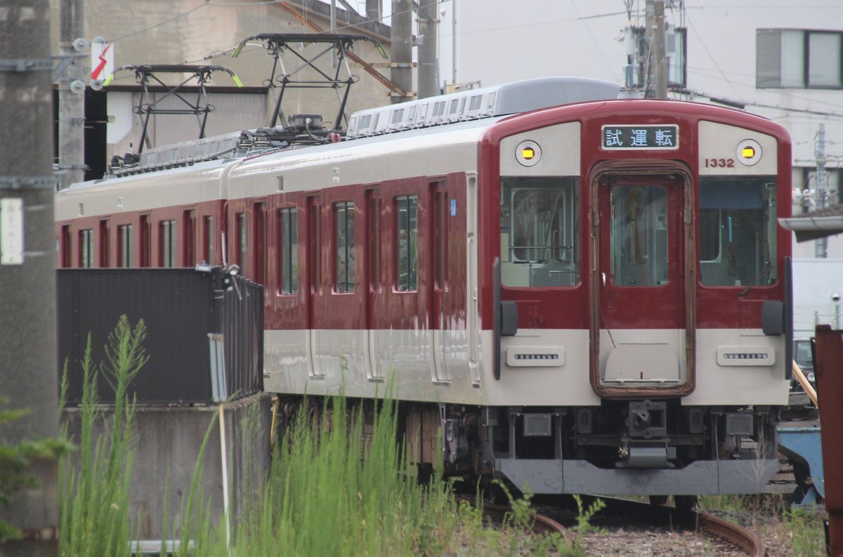 YLc5820's tweet photo. おはようございます🙂昨日は高安検修センターを見に行って来ましたが屋外では1230系VC32が通電試験を行っていました🚋同編成は伊勢志摩ローカルに充当されるVVVF車では初の更新車になります😃🚋
#近鉄 #近鉄電車 #近鉄1230系 #VC32 #更新工事 #高安 #試運転 #VVVF車 https://t.co/02z5nqrAwr