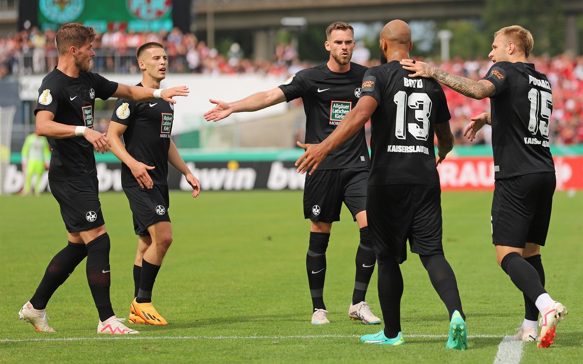Rote_Teufel's tweet photo. TEAM!
#Betze #FCK #RWKFCK #DFBPokal #GEWINNERBLEIBT https://t.co/5ZDHH3XMNU