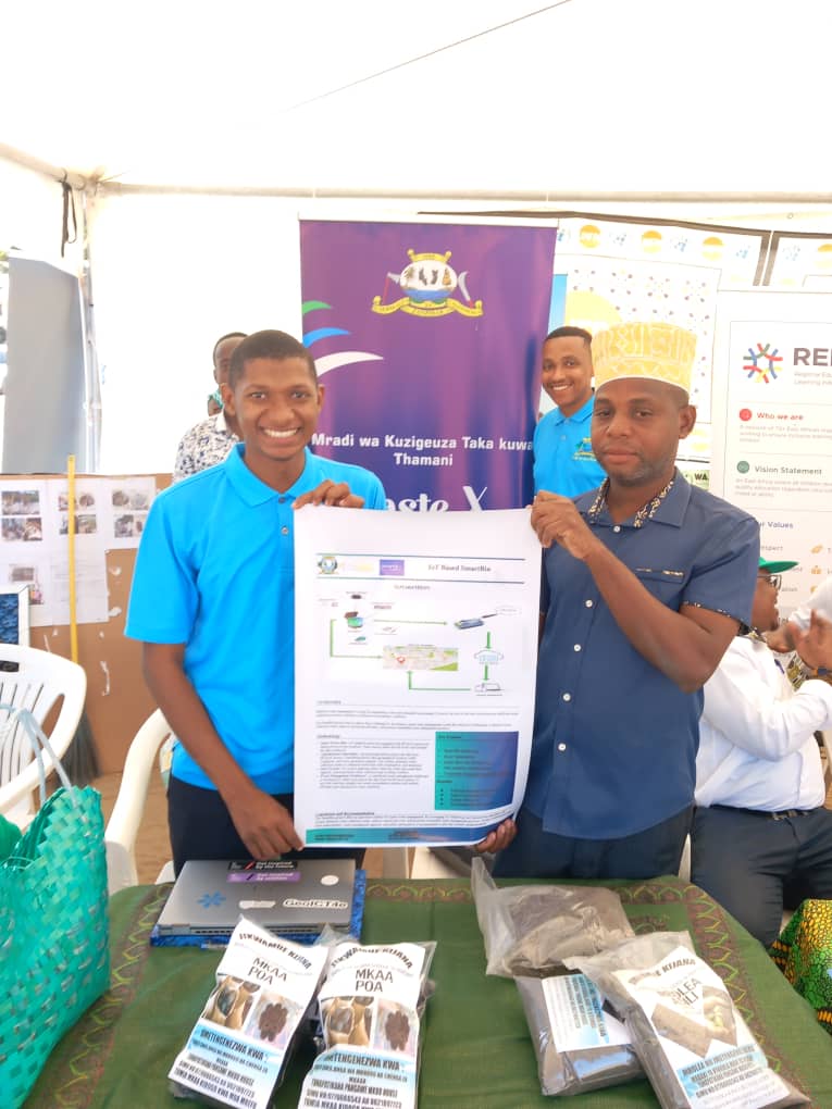 NyandaPN's tweet photo. 🌍 In celebration of International Youth Day, innovators from #WasteXLab, a collaboration between @UNDPAccLabsTZ, @UNICEFinnovate , & @StateSuza showcased groundbreaking products like bio-briquettes, eco-friendly paving blocks, and organic fertilizers. The future is green! https://t.co/7Bs9t8W37u