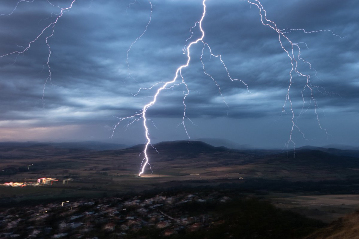 SoulletThomas's tweet photo. Foudre extra-nuagueuse, tôt ce matin, au lever du soleil autour de Veyre-Mouton ( sud Clermont-Ferrand ) https://t.co/AHbLa3x7K4