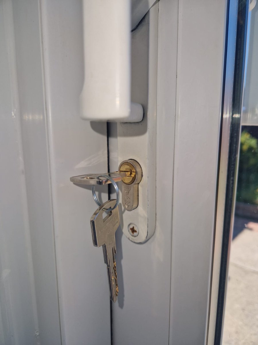 IKSLocksmiths's tweet image. Sliding patio door secured with Side stacked collapsible grille and 3 star Euro cylinder lock in Romford in Essex

Call us on 02032841045

#HighSecurityLocks #highsecuritygrilles #mlalocksmith #highsecurity