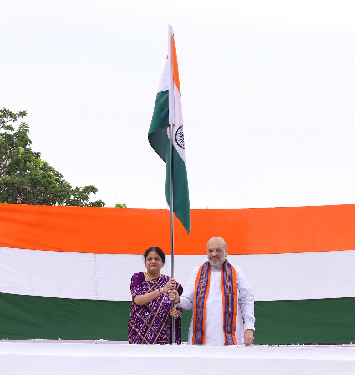 गृह मंत्री अमित शाह ने  स्वतंत्रता दिवस से पहले #हरघरतिरंगा अभियान को चिह्नित करते हुए अपने आवास पर राष्ट्रीय ध्वज फहराया।
