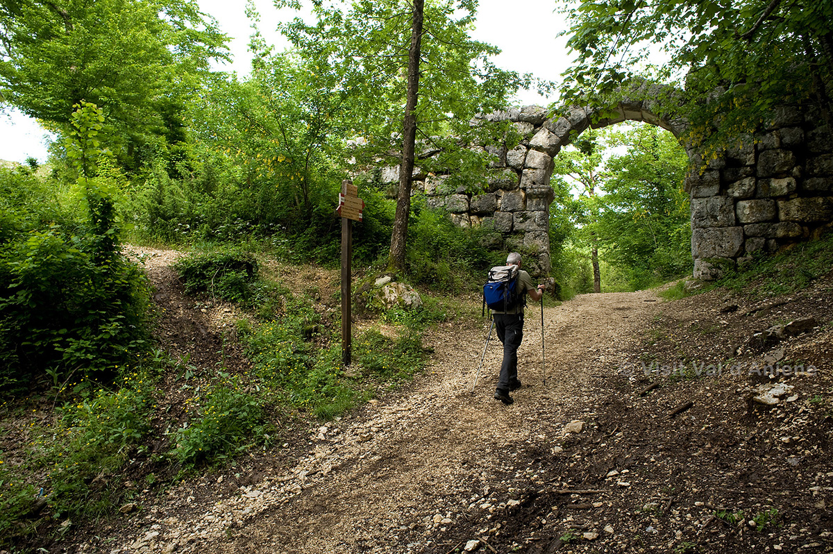 visitvaldaniene's tweet photo. Oggi si va alla scoperta dell’Arco di Trevi nel Lazio! Imponente e misteriosa struttura preromana si trova su un sentiero millenario che unisce Trevi nel Lazio agli Altipiani di Arcinazzo
https://t.co/CKIybF4Xtl
#TreviNelLazio #valdaniene #simbruini https://t.co/ekBXsHLOc5