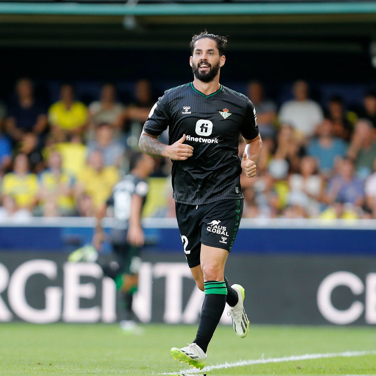 Sergiovazquez14's tweet image. David Trueba dijo que la juventud termina el día en que tu jugador favorito tiene menos años que tú. Por eso seguimos teniendo los mismos ídolos: para ser niños un rato más.

Sobre primeras jornadas y el fútbol que nunca termina porque siempre vuelve a empezar.