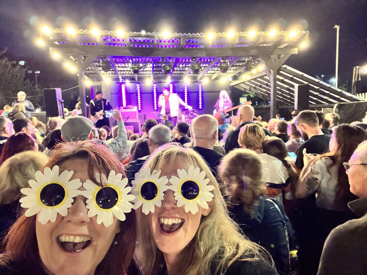 cecillybun's tweet photo. @boardmasters on the Saturday, @BirkenheadLive on the Sunday. @LotteryWinners absolutely SMASHED it at @future_yard last night. Never disappointing! Until next time guys although I’m sure we’ll have to go to a bigger venue 🤔#TheCoralAreNotFromBirkenheadThough 🤣 https://t.co/6KjO174Bgv