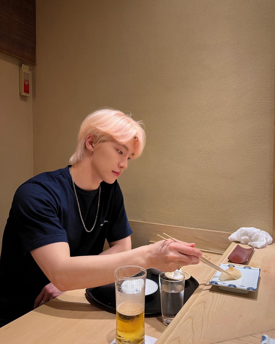 alwaysdinofan's tweet photo. 하 웃기다 식당샷에서 절대 빠지지 않는 실버 체인 목걸이.... https://t.co/KApBTe9nZW