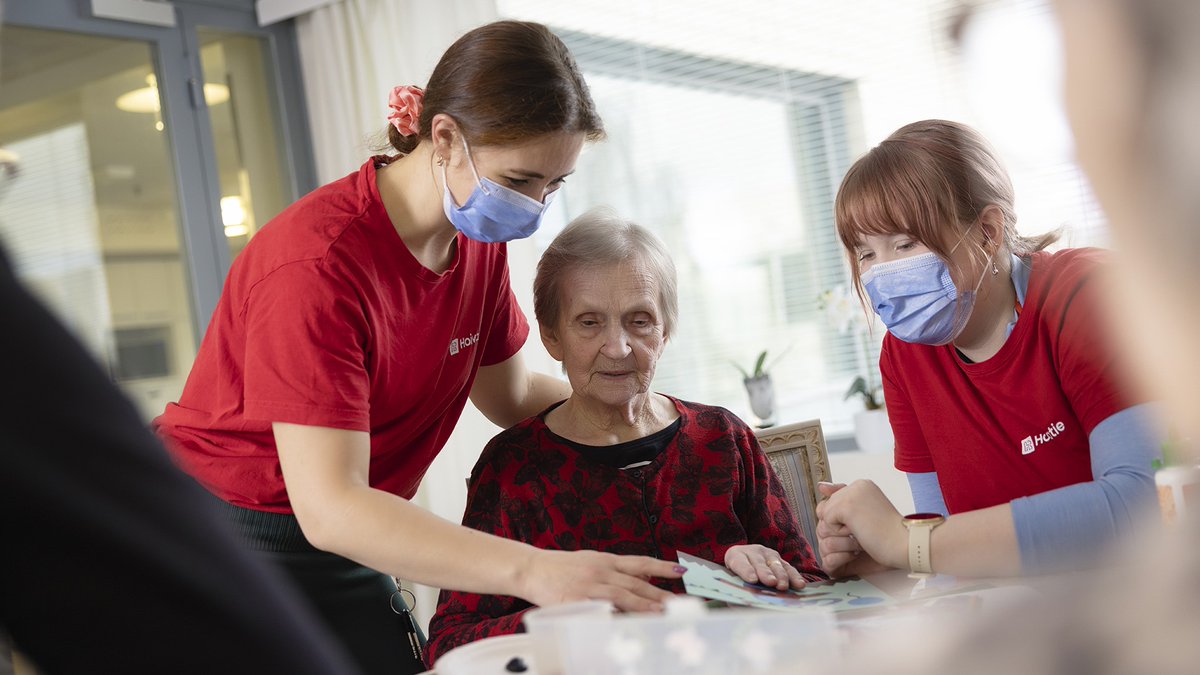 Hoivatien päivätoiminta on Oulun Vesperkodissa järjestettävää ennaltaehkäisevää ja kuntoutumista tukevaa toimintaa. Toiminnan tavoitteena on tukea asiakkaiden kotona asumista ja omaishoitajan jaksamista.
hoivatie.fi/fi/tarinoita_h… #hoivatie #lähelläihmistä #ikääntyneidenpalvelut