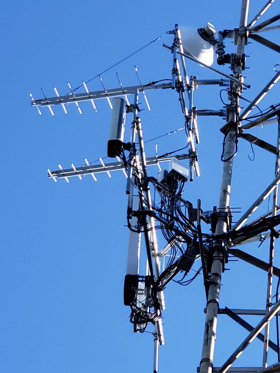 JamproAntennas's tweet image. Time to gear up for high-speed FM broadcasting! The installation of Jampro JAVA-1/1(2) broadband FM antenna is underway. Get ready to experience an uninterrupted and crystal-clear FM radio broadcasting experience. Stay tuned! #HighSpeedBroadcasting #JamproAntennas #FMBroadcasting