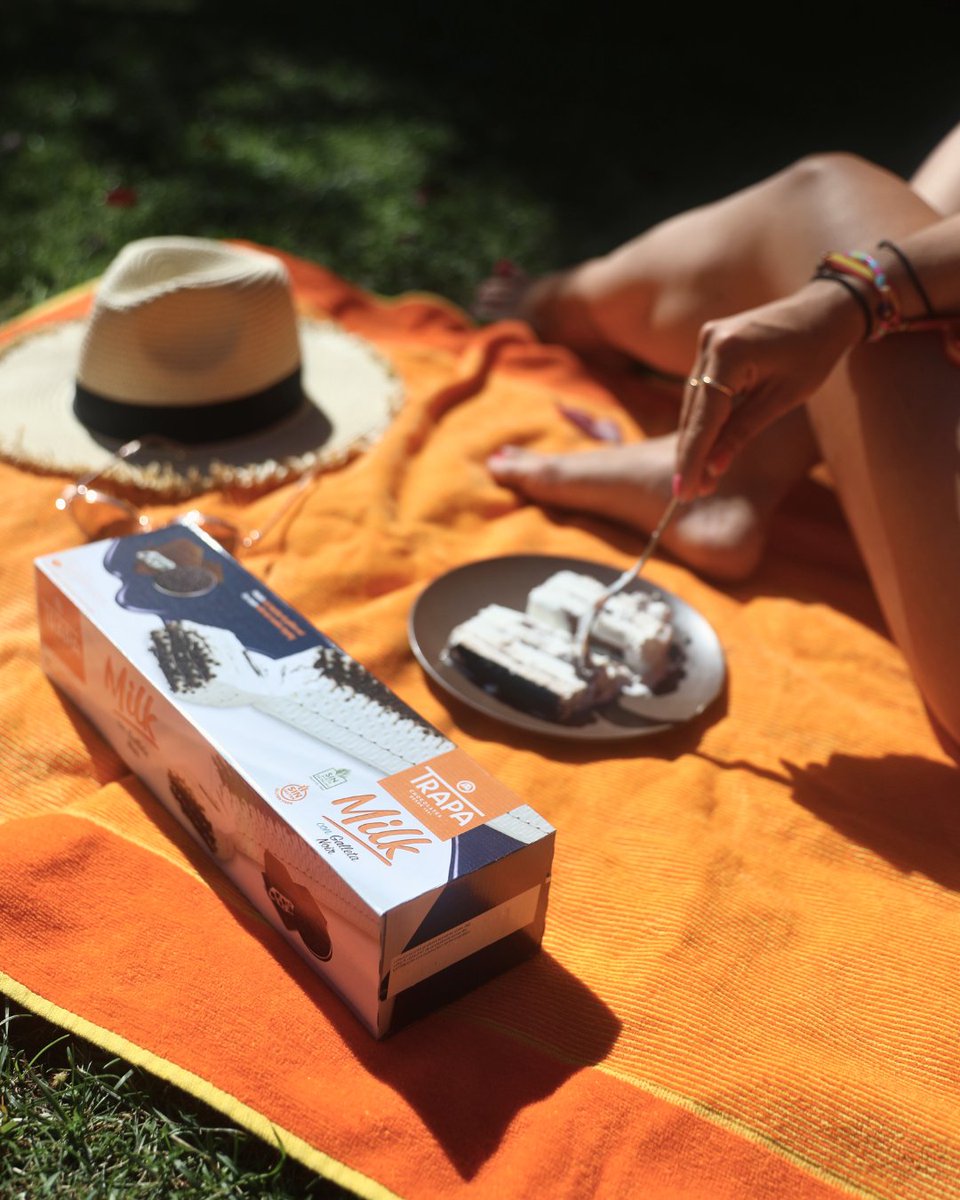 chocolatestrapa's tweet photo. ¡Sumérgete en el placer del verano con nuestra #tarta helada Trapamilk! 🍰

Con galleta noir, nata con topping de galleta noir al cacao y #singluten 🧡

Sabemos que es difícil pero… ¡no pierdas la cabeza! 🤯

#chocolatestrapa #verano #Trapamilk https://t.co/CSahWBqxn2
