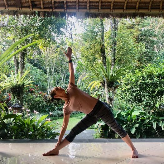 One of the first standing poses taught to beginners - It may appear simple but it’s not an easy pose to master, nor should it be overlooked by more experienced practitioners...

Read more about Utthita Trikonasana: bit.ly/3Ohy60C

#iyengaryoga #trikonasana #yogablog