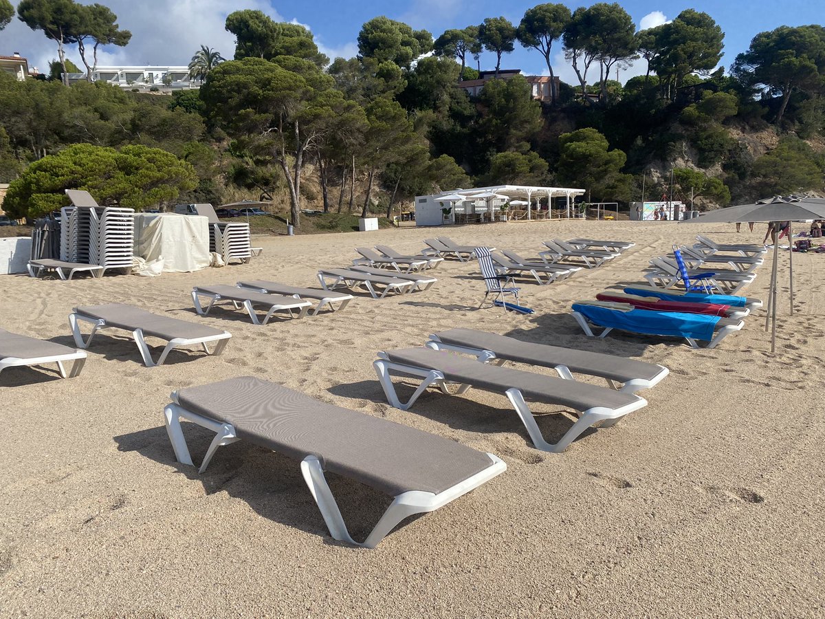 marissa_jhx's tweet photo. Per què tantes “tumbones” a les 10 del matí sense ningú? Si fins a les 12 no ve la gent que lloga les “tumbones” 
#saconca #platjadaro #pda #costabrava #girona @visitplatjadaro https://t.co/5QYf6Yia65