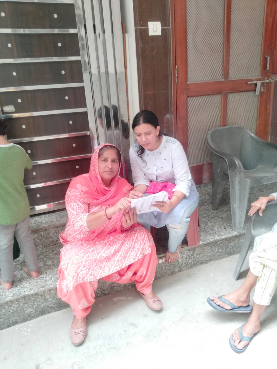 BIJWASAN2's tweet photo. AC 36 बिजवासन विधासनभा में डोर टू डोर सर्वे के दौरान प्रत्येक मतदाता की जांच करते हुए बूथ लेवल ऑफिसर(BLO) @CeodelhiOffice @DMSouthWest1 @ECISVEEP https://t.co/f0iJ8IYoST