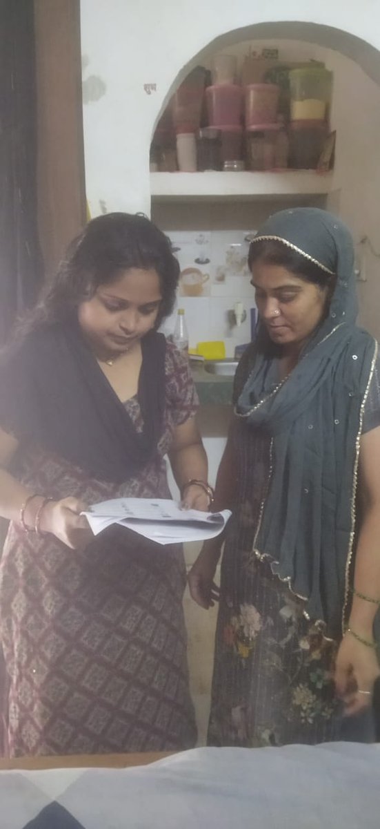 BIJWASAN2's tweet photo. AC 36 बिजवासन विधासनभा में डोर टू डोर सर्वे के दौरान प्रत्येक मतदाता की जांच करते हुए बूथ लेवल ऑफिसर(BLO) @CeodelhiOffice @DMSouthWest1 @ECISVEEP https://t.co/f0iJ8IYoST