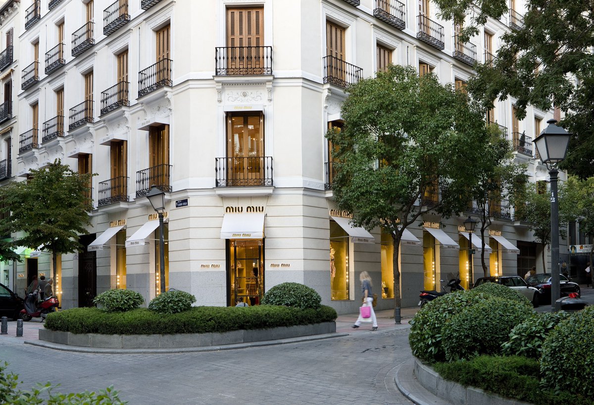 VisitMadridProf's tweet photo. Madrid participa en Virtuoso Travel Week (Las Vegas, 12-18 agosto). Durante el evento, uno de los más relevantes del consorcio de agencias y profesionales del turismo de lujo, la capital presentará su oferta turística ante más de 6.000 agentes y empresas. 
https://t.co/eDHwbgkM8j https://t.co/5qrMKkAeqL