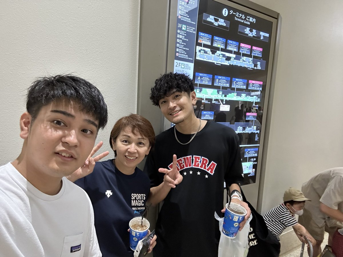 SHOTBARtv's tweet photo. おかぁと弟
お見送りありがと✈️ https://t.co/euHXMyI6t0